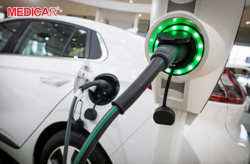Nội thất sang trọng và màn hình hiển thị thông tin tốc độ của xe điện VinFast VF 9, minh họa trải nghiệm lái.