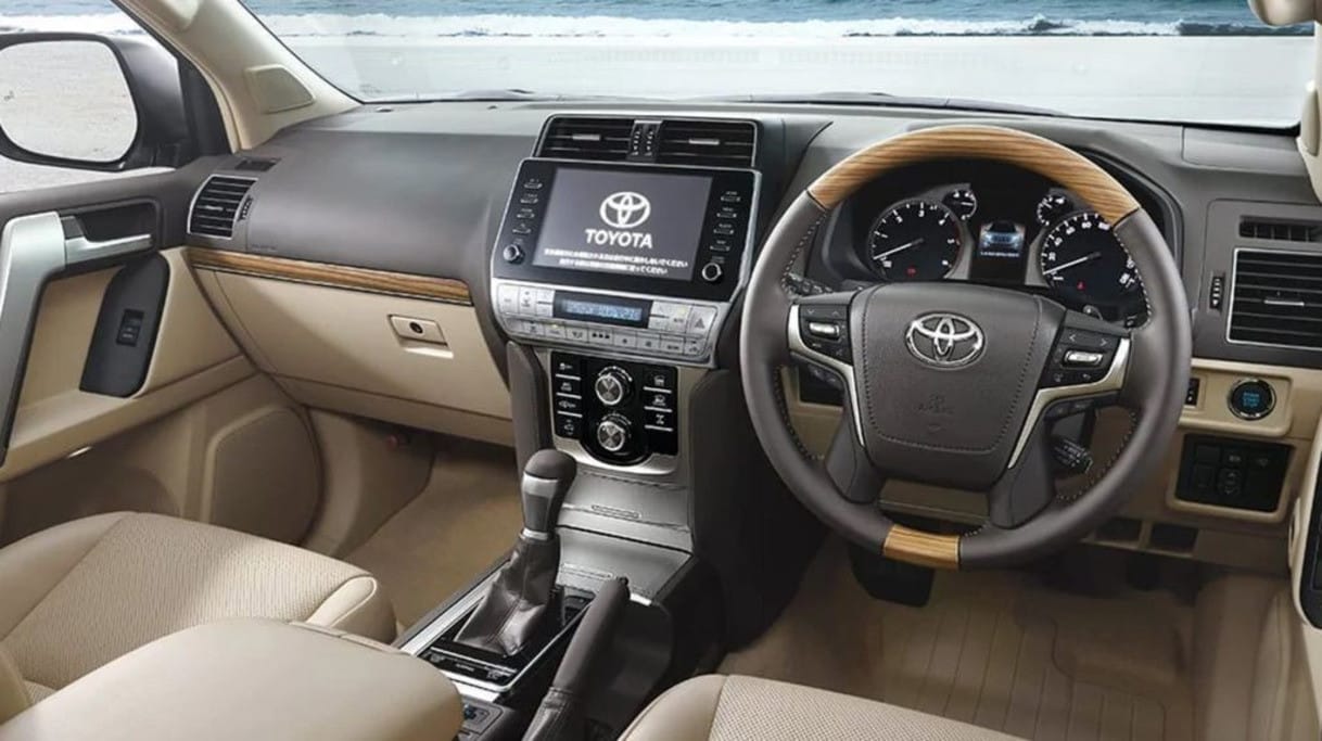 Nội thất sang trọng và rộng rãi của Toyota Land Cruiser Prado, một SUV địa hình trong các dòng xe Toyota