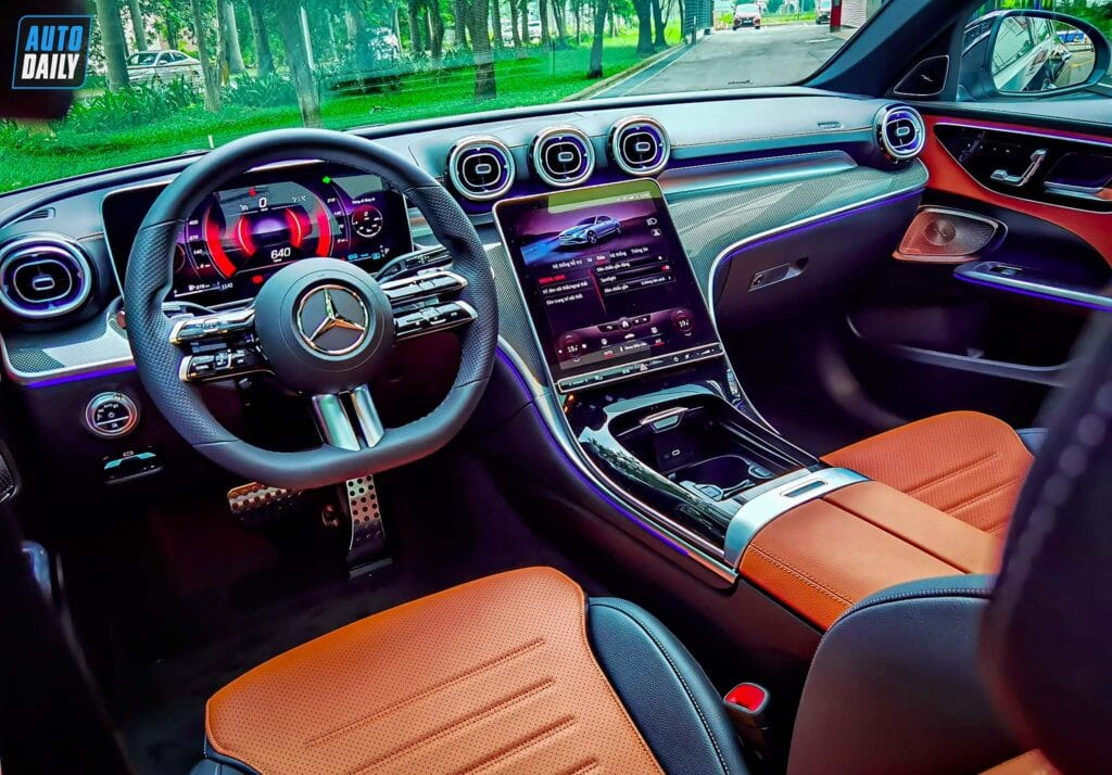 Nội thất sang trọng và vô lăng thể thao của **Mercedes C300**