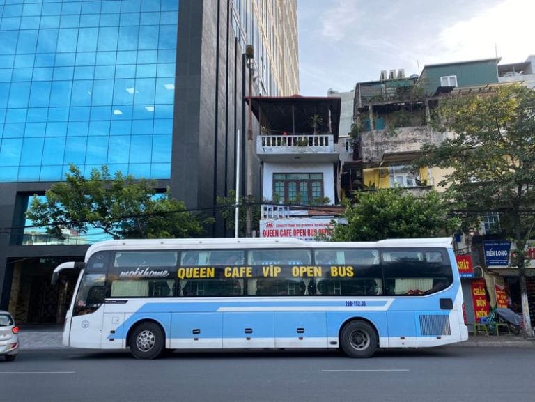 Nội thất tiện nghi của xe khách Queen Cafe phục vụ tuyến Hà Nội Quảng Nam