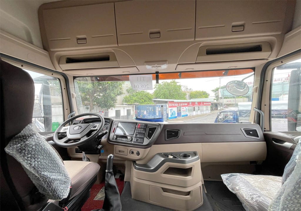 Nội thất tiện nghi của xe tải Faw 4 chân JH6