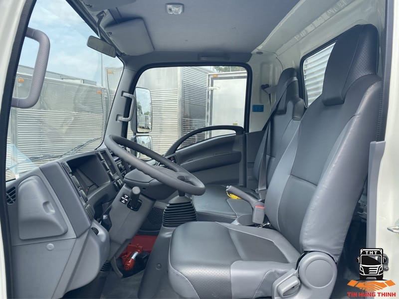 Nội thất tiện nghi của xe tải Isuzu 1 tấn