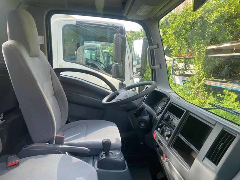 Nội thất tiện nghi của xe tải số tự động Isuzu NMR