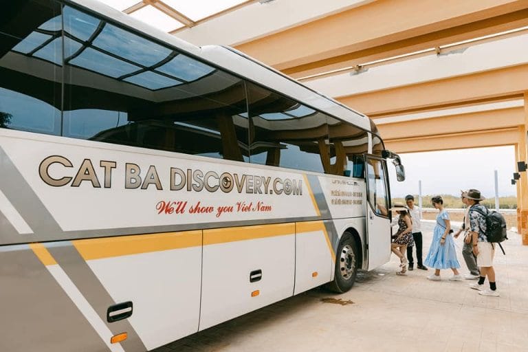 Nội thất tiện nghi, riêng tư của xe limousine Cát Bà Discovery trên tuyến xe Hải Phòng Lào Cai cao tốc