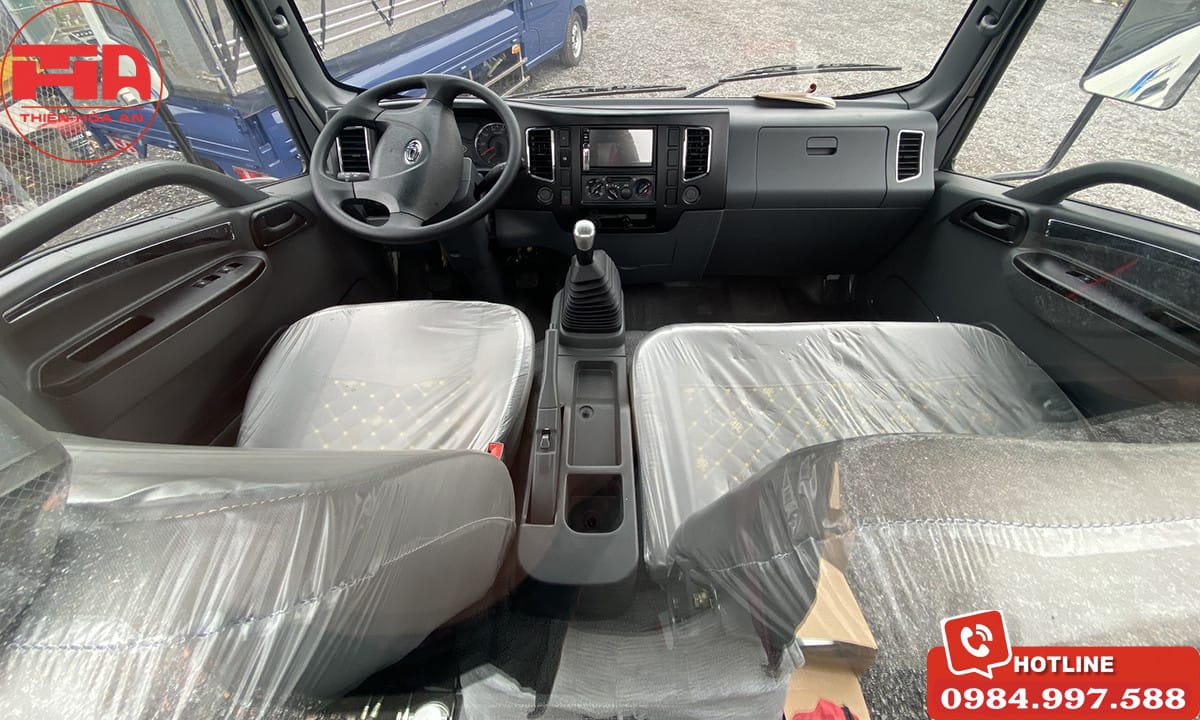 Nội thất tiện nghi và khoang lái rộng rãi của xe tải thùng lửng