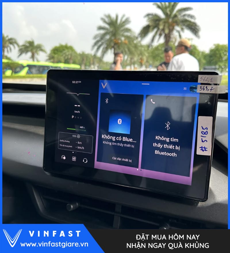Nội thất tinh giản của VinFast VF3 màu hồng với màn hình cảm ứng trung tâm
