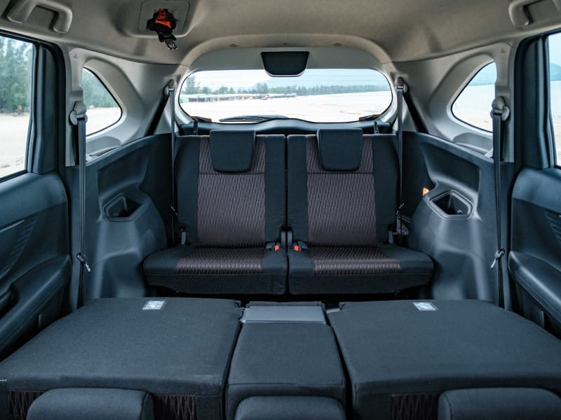 Nội thất Toyota Avanza với chế độ gập ghế linh hoạt, tạo không gian rộng rãi và tiện nghi cho hành khách.