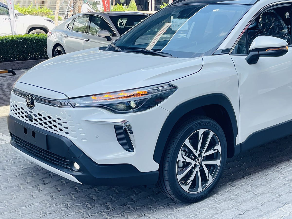 Nội thất Toyota Corolla Cross với màn hình giải trí lớn và ghế da cao cấp