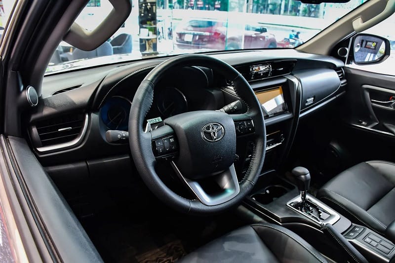 Nội thất Toyota Fortuner với màn hình cảm ứng 8 inch