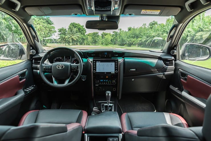 Nội thất Toyota Fortuner với màn hình trung tâm lớn và ghế da cao cấp