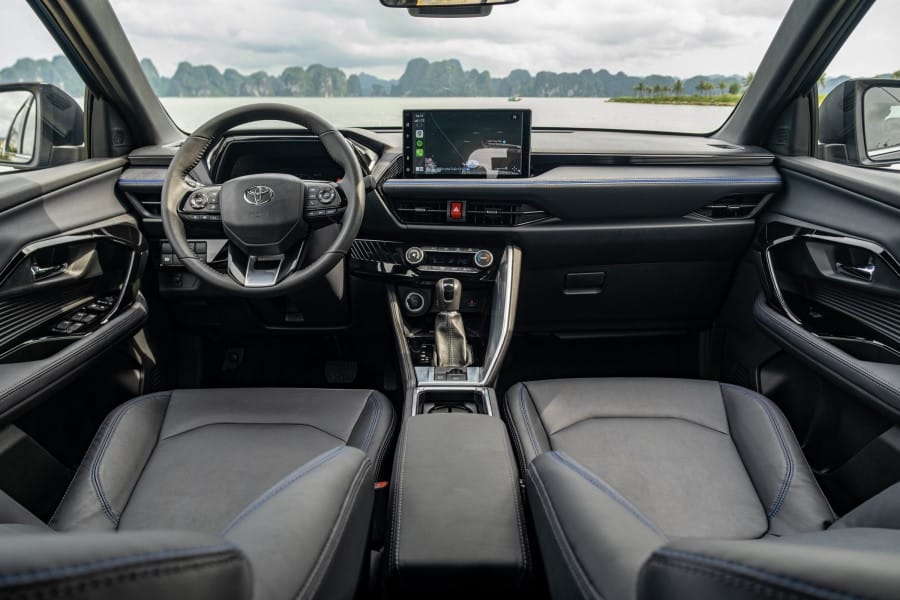 Nội thất Toyota Yaris Cross với màn hình giải trí trung tâm