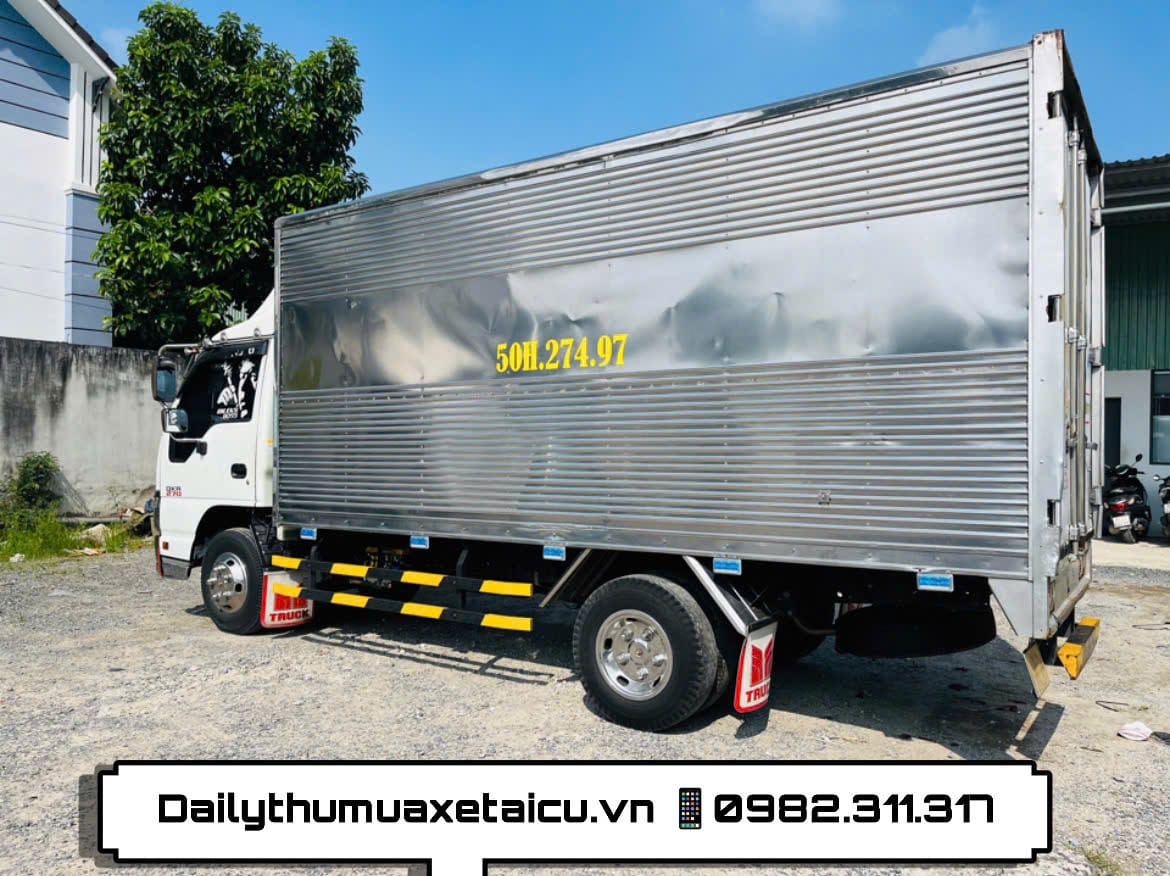 Nội thất và khoang lái của xe tải Isuzu QKR270 cũ