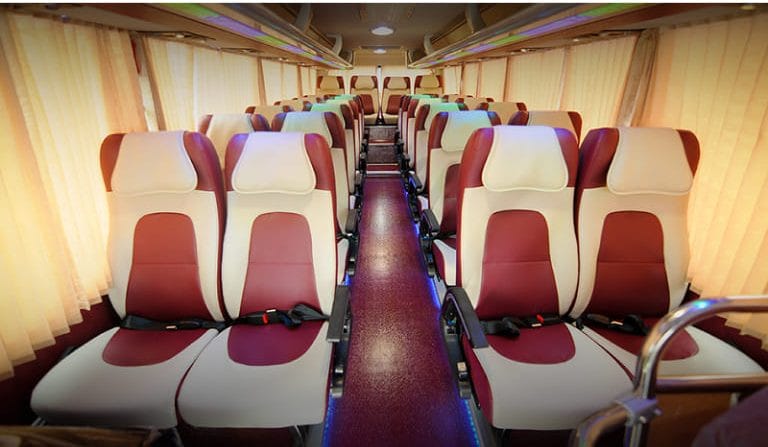 Nội thất xe 30 chỗ đơn giản nhưng tiện nghi trên xe về Bình Thuận của 9 Lan