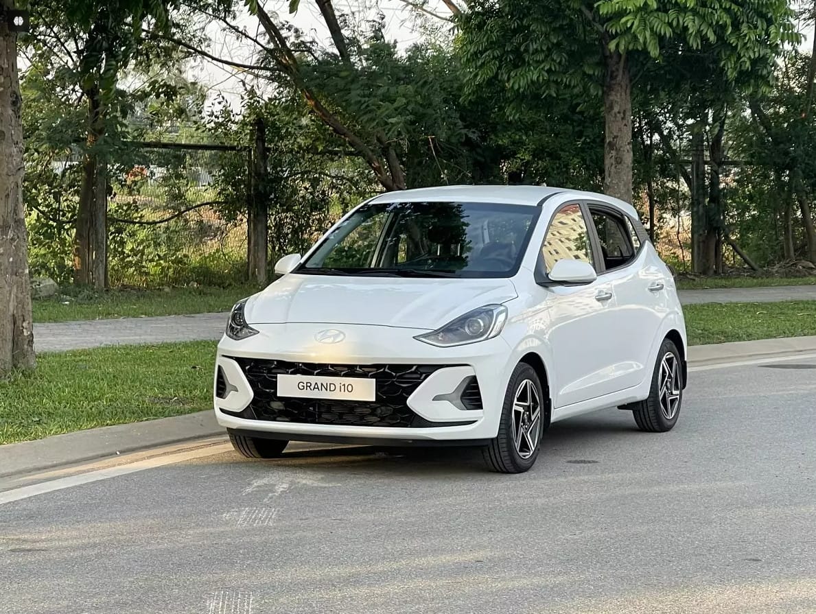 Nội thất xe 4 chỗ hiện đại với màn hình giải trí, vô lăng bọc da, tiện nghi khi thuê xe tự lái quận 7