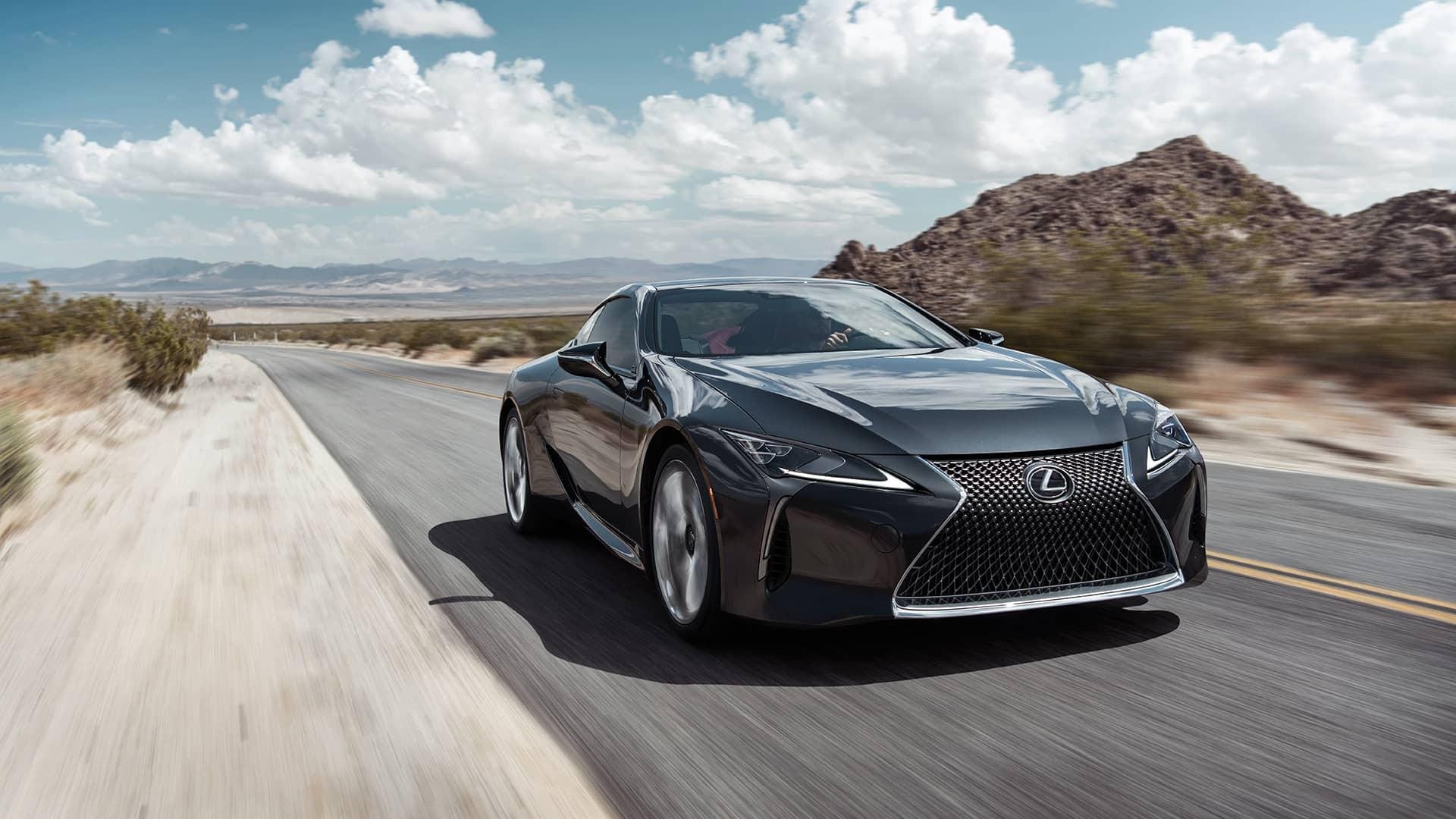Nội thất xe Lexus với vô lăng và bảng điều khiển hiện đại, thể hiện độ bền bỉ và chất lượng của thương hiệu xe sang này.
