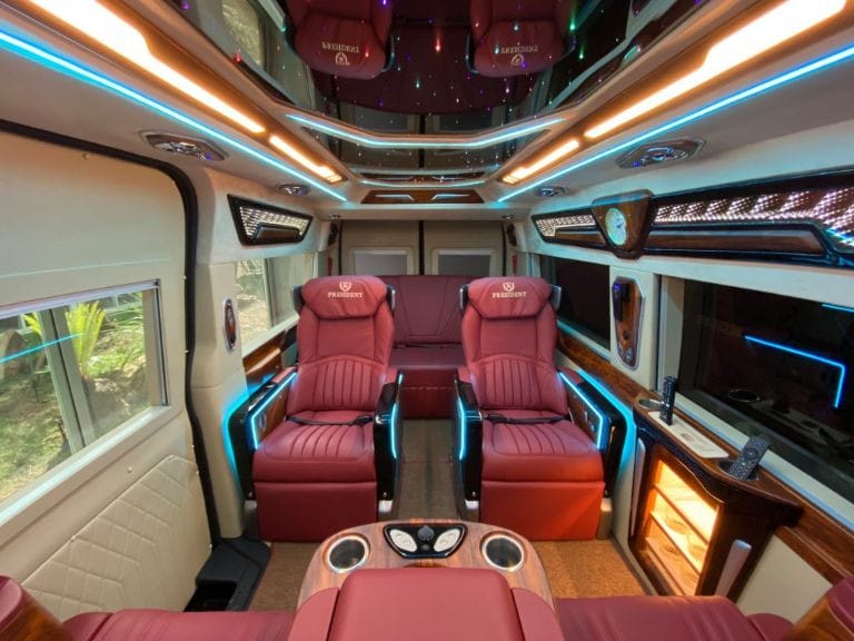 Nội thất xe limousine Đức Trọng tiện nghi trên tuyến Móng Cái Hà Nội, mang lại trải nghiệm thư giãn cho hành khách
