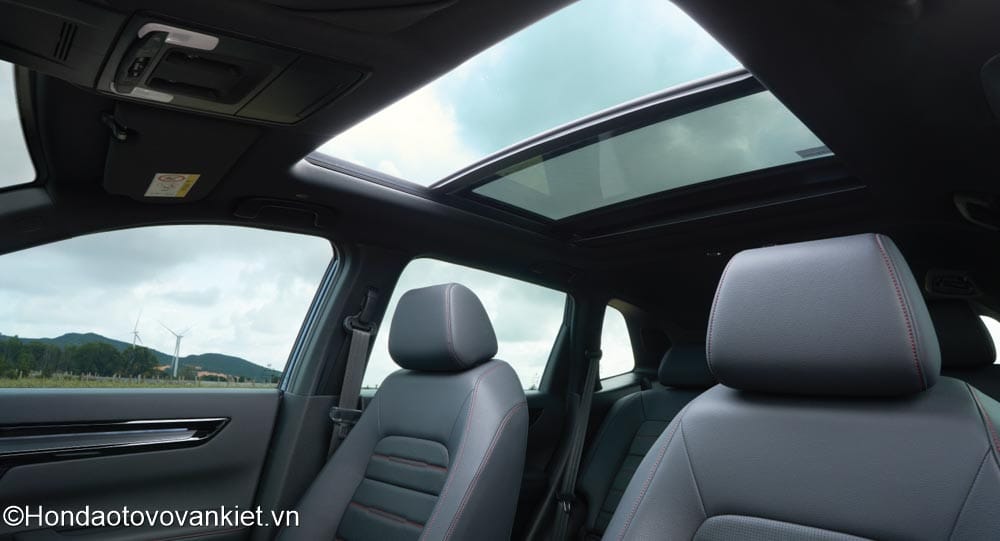 Nội thất xe ô tô CRV 2025 với cửa sổ trời toàn cảnh panorama