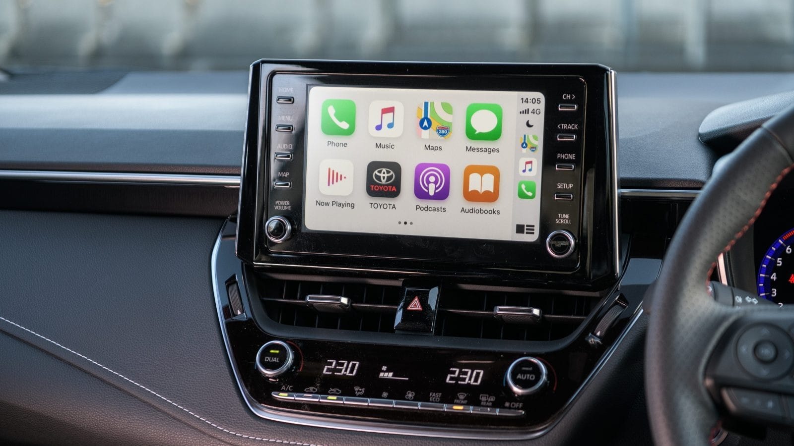 Nội thất xe ô tô hiện đại với màn hình tích hợp Apple CarPlay, minh họa khả năng tương thích với nhiều dòng xe