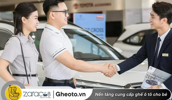 Nội thất xe ô tô với người lái đang kiểm tra, nhấn mạnh tầm quan trọng của việc chọn giờ nhận xe tốt