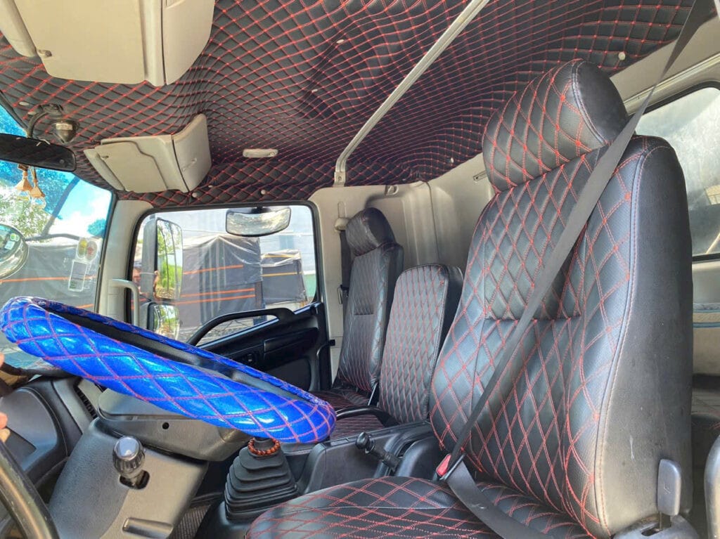 Nội thất xe tải Hino 8 tấn cũ đời 2021