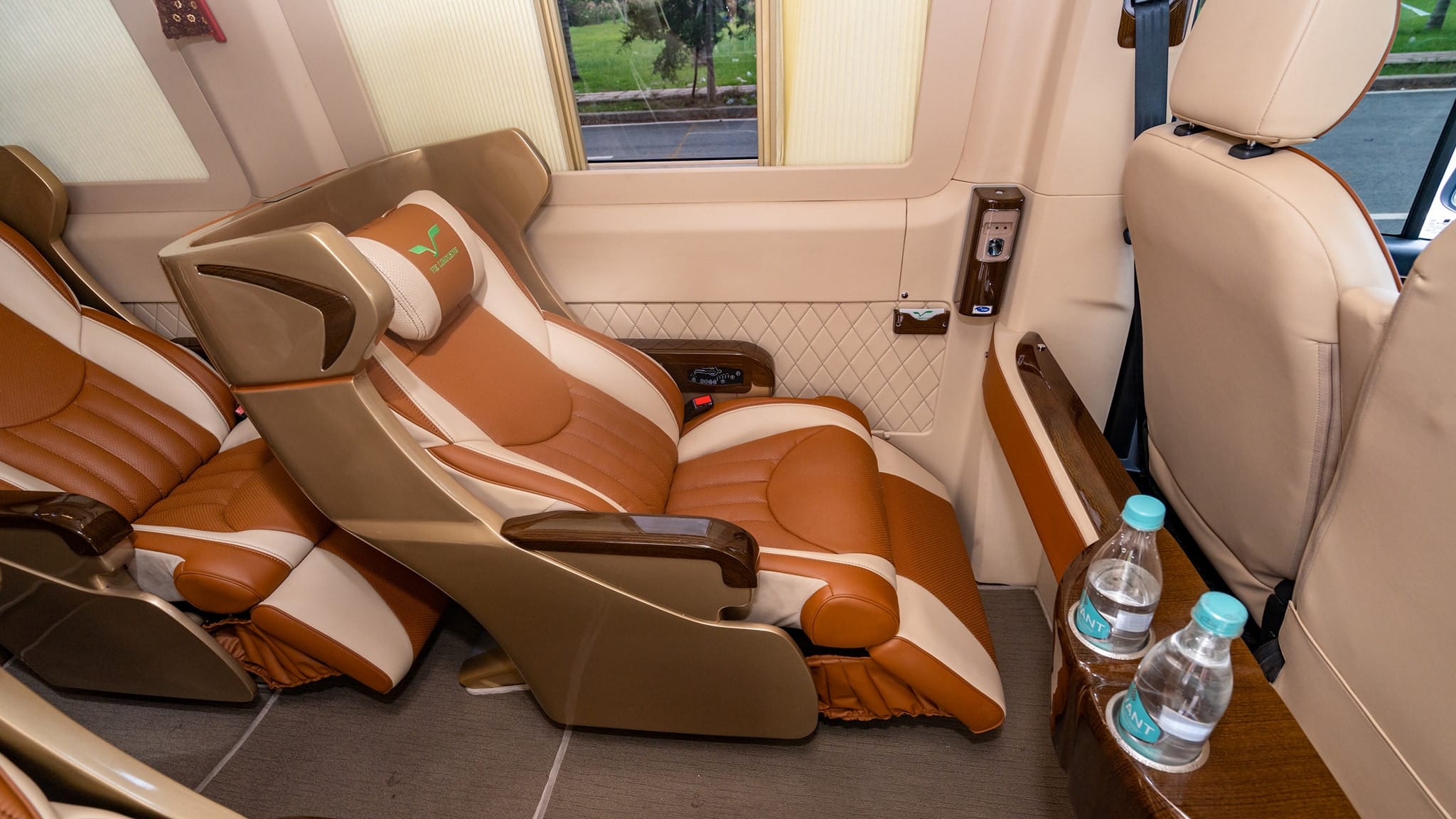 Nội thất xe VIE Limousine Vũng Tàu với ghế Boeing massage và màn hình giải trí
