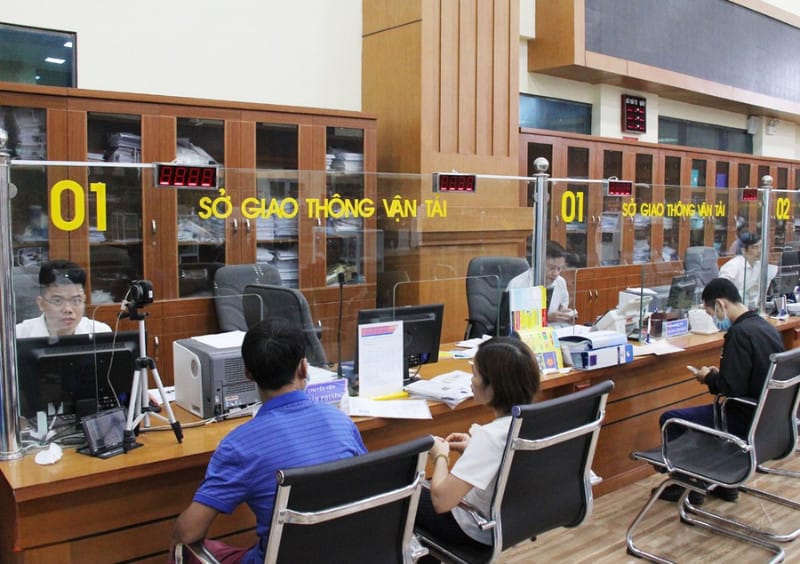 Nộp hồ sơ cấp tem dán kính xe tải