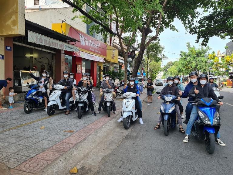 Nữ du khách và nhân viên cửa hàng đang xem xét hợp đồng thuê xe máy Vũng Tàu