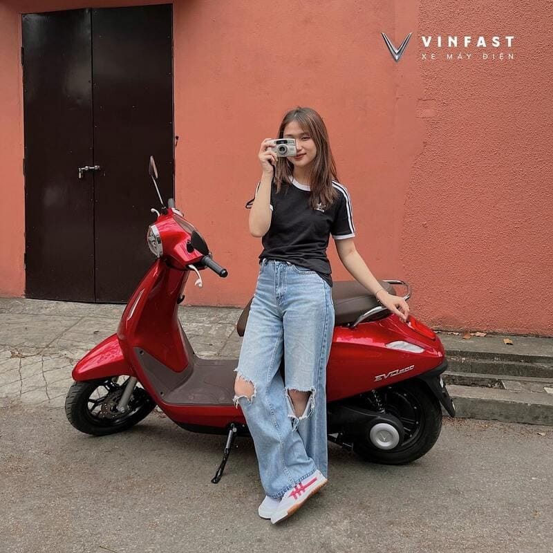 Nữ mệnh Hỏa hợp xe máy màu đỏ Evo200 cá tính