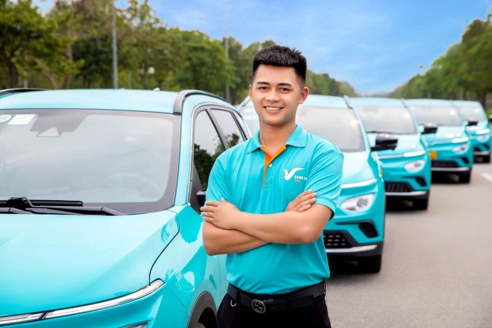 Nữ tài xế Xanh SM bên xe điện VinFast hiện đại