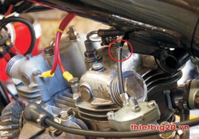 Ống dẫn xăng xe máy bị tắc nghẽn gây cản trở dòng nhiên liệu