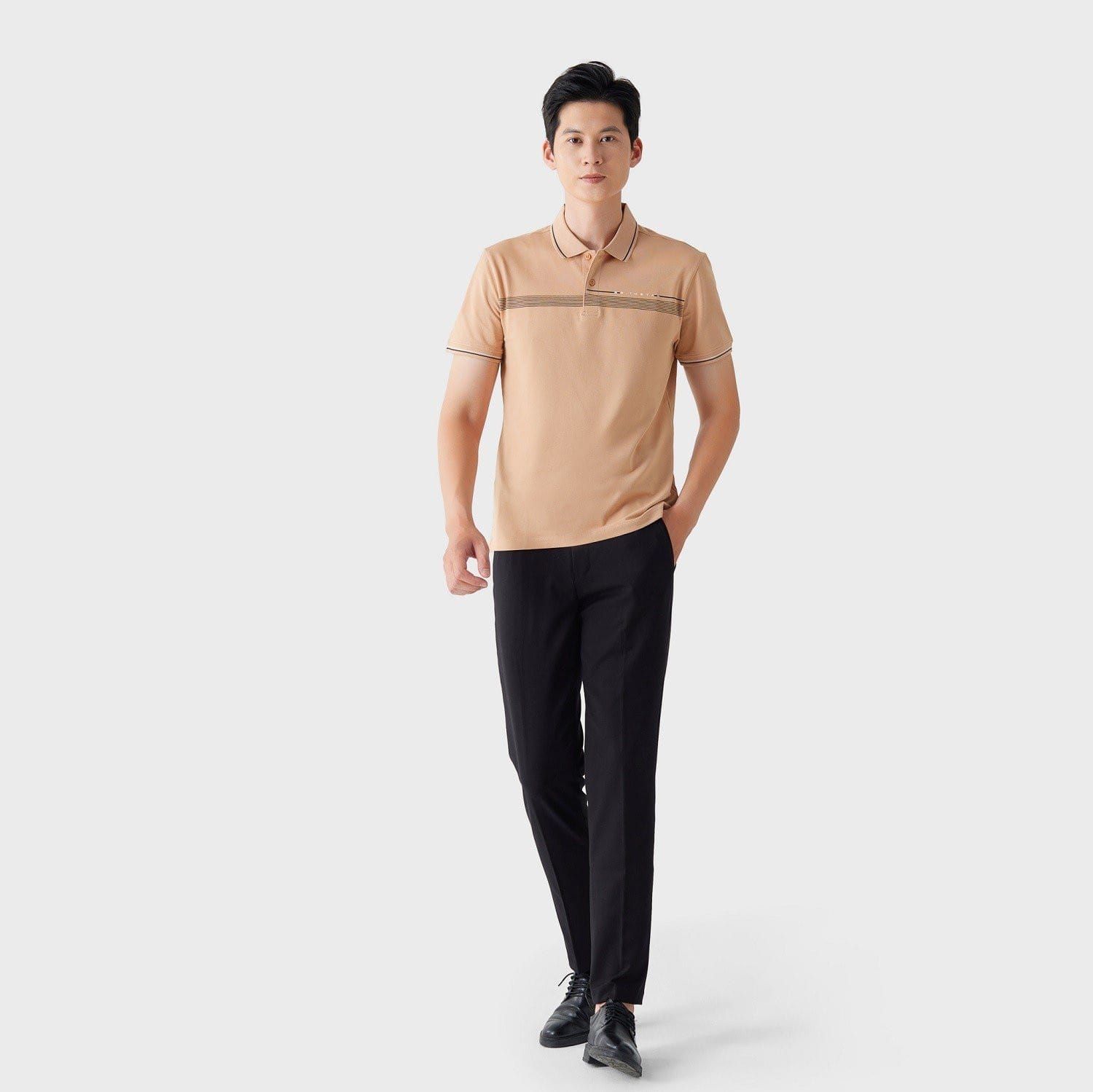 Outfit kết hợp áo polo và quần Âu thoải mái, thanh lịch