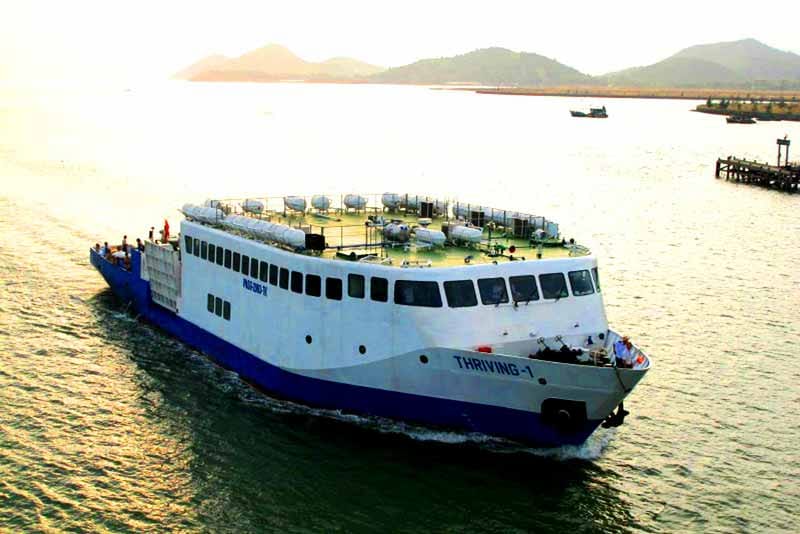 Phà Thạnh Thới đang chở khách và phương tiện từ Rạch Giá ra đảo, thể hiện sự đa dạng phương tiện sau khi rời bến xe Rạch Giá