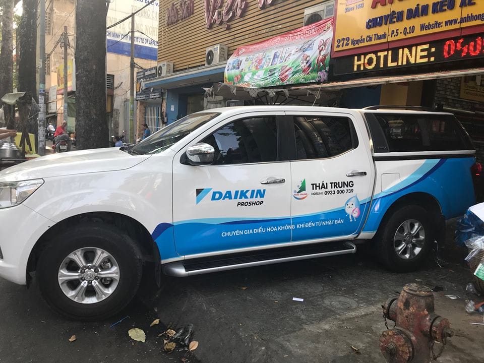 phân biệt dán logo và quảng cáo trên xe tải