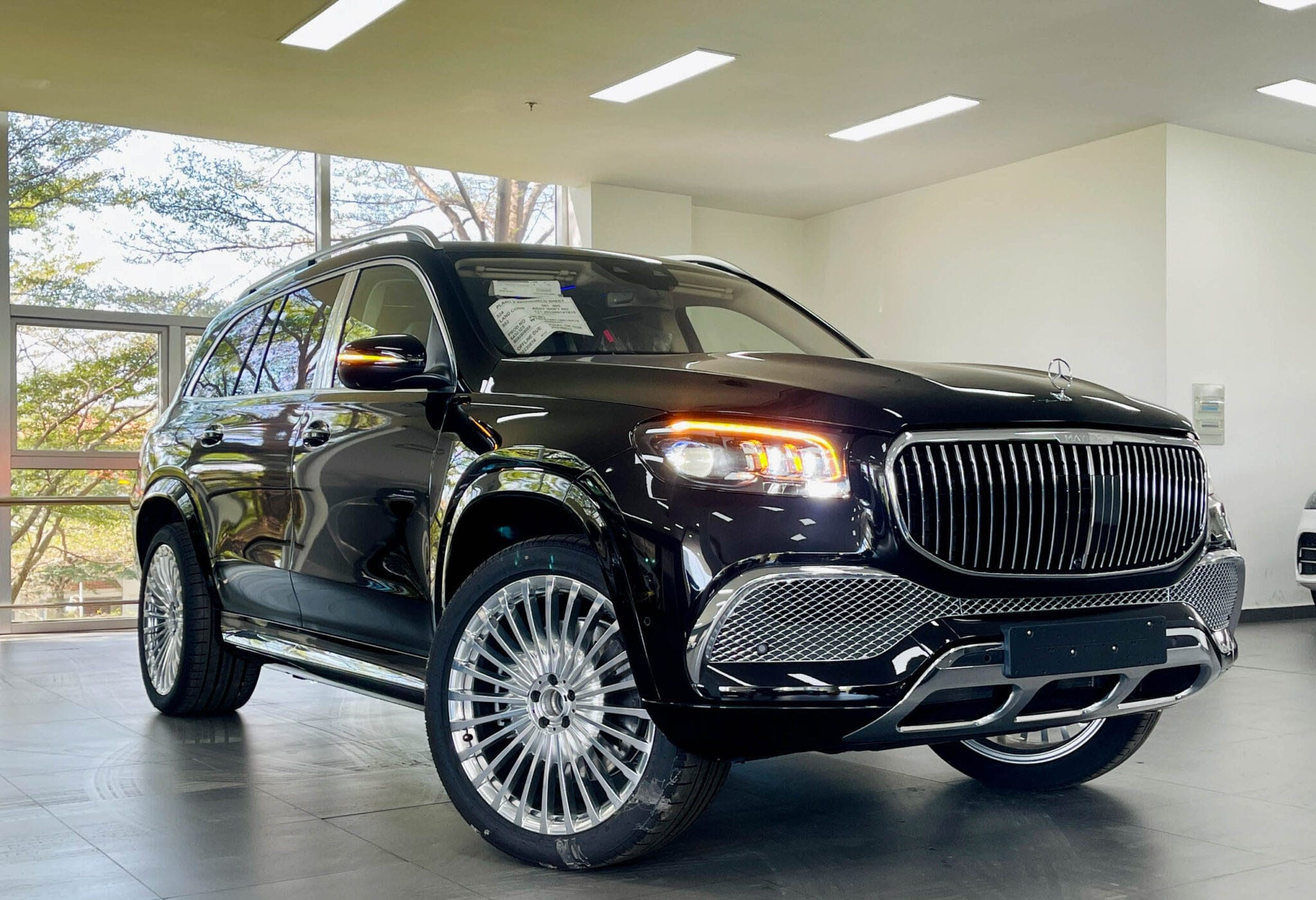 Phần cản trước xe Maybach GLS 600 mạ chrome sáng bóng, thể hiện sự đẳng cấp