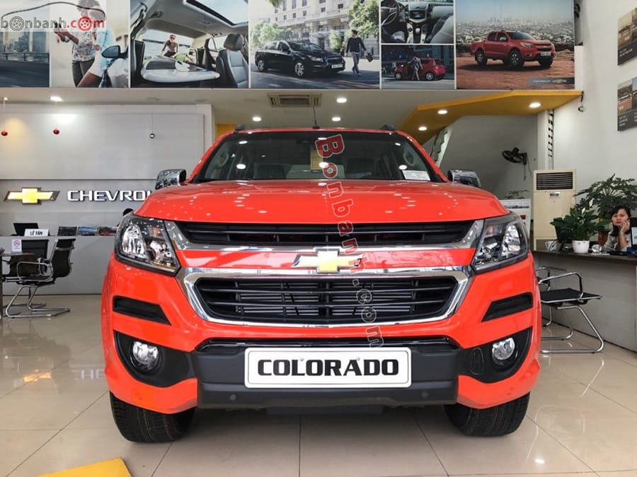 Phần đầu xe bán tải Chevrolet Colorado mạnh mẽ với lưới tản nhiệt đặc trưng