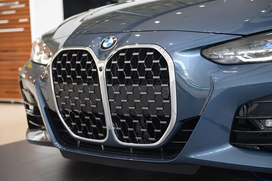 Phần đầu xe BMW 430i mui trần với lưới tản nhiệt hình quả thận kép đặc trưng và cụm đèn pha Laser hiện đại.