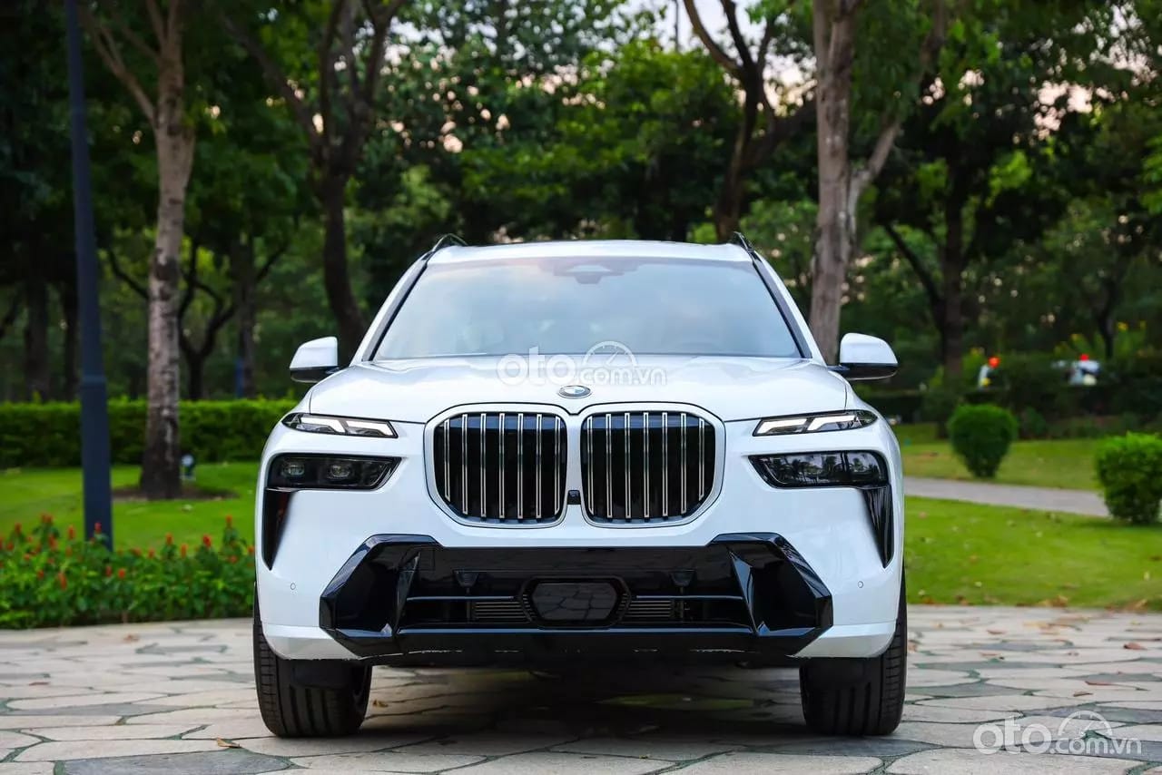 Phần đầu xe BMW X7 2025 nổi bật với lưới tản nhiệt lớn và cụm đèn pha độc đáo, ảnh hưởng đến giá xe BMW X7.