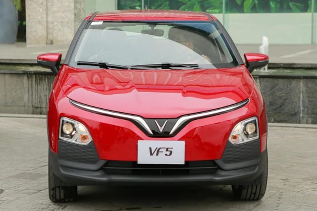 Phần đầu xe của VinFast VF 5 Plus với thiết kế chữ V đặc trưng và cụm đèn hiện đại.