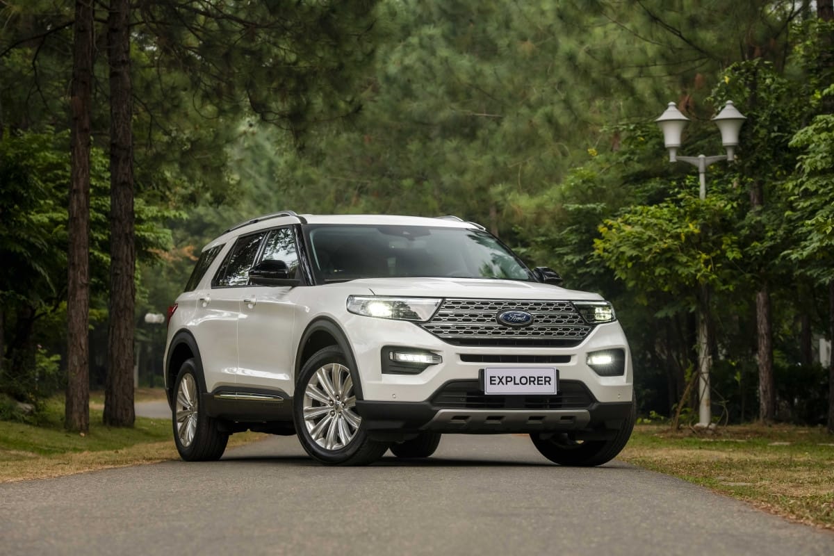 Phần đầu xe Ford Explorer 2025 với lưới tản nhiệt chrome và cụm đèn pha hiện đại