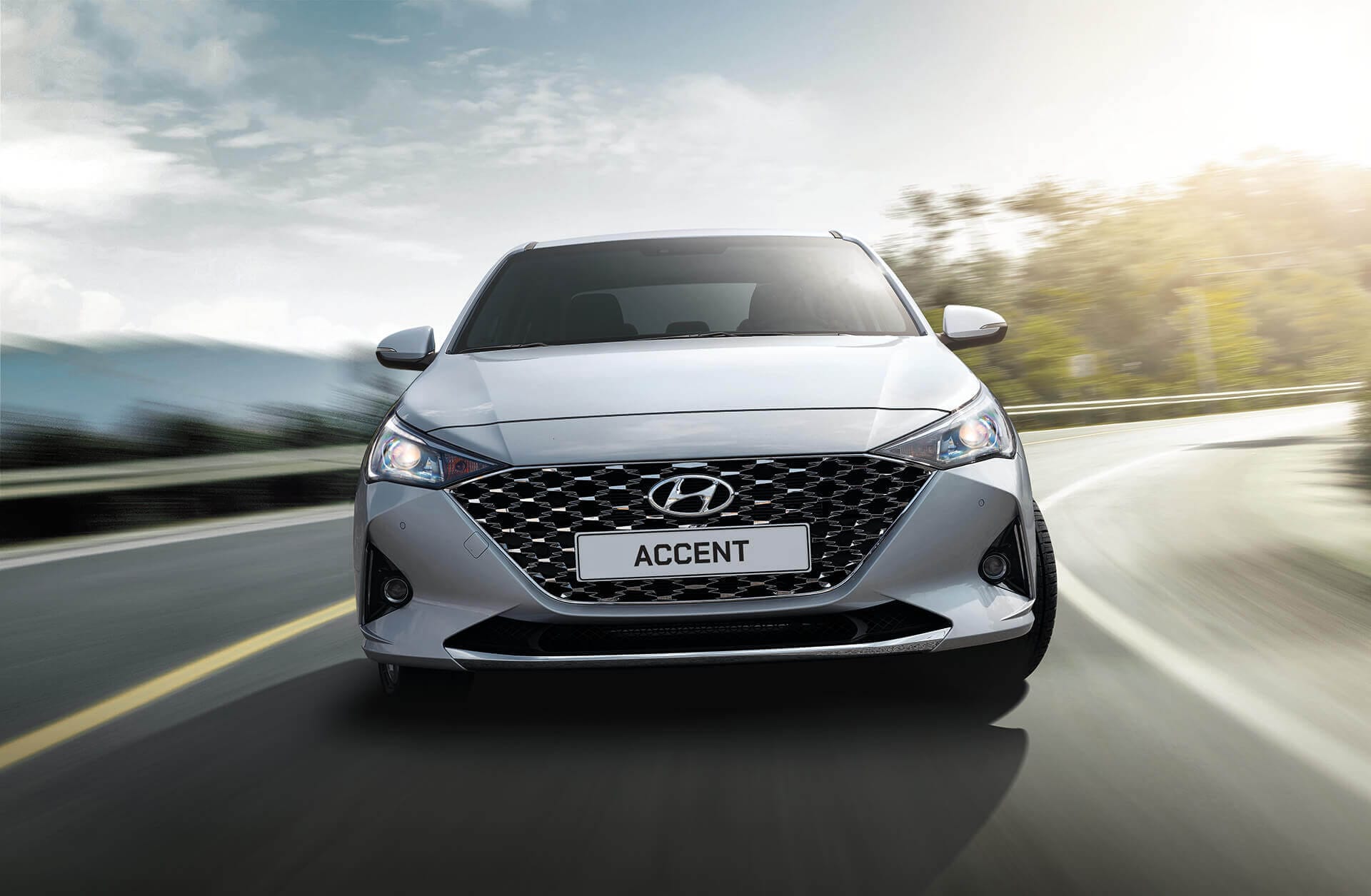 Phần đầu xe Hyundai Accent 2021 bản đặc biệt nổi bật với lưới tản nhiệt mạ Crom và đèn LED định vị