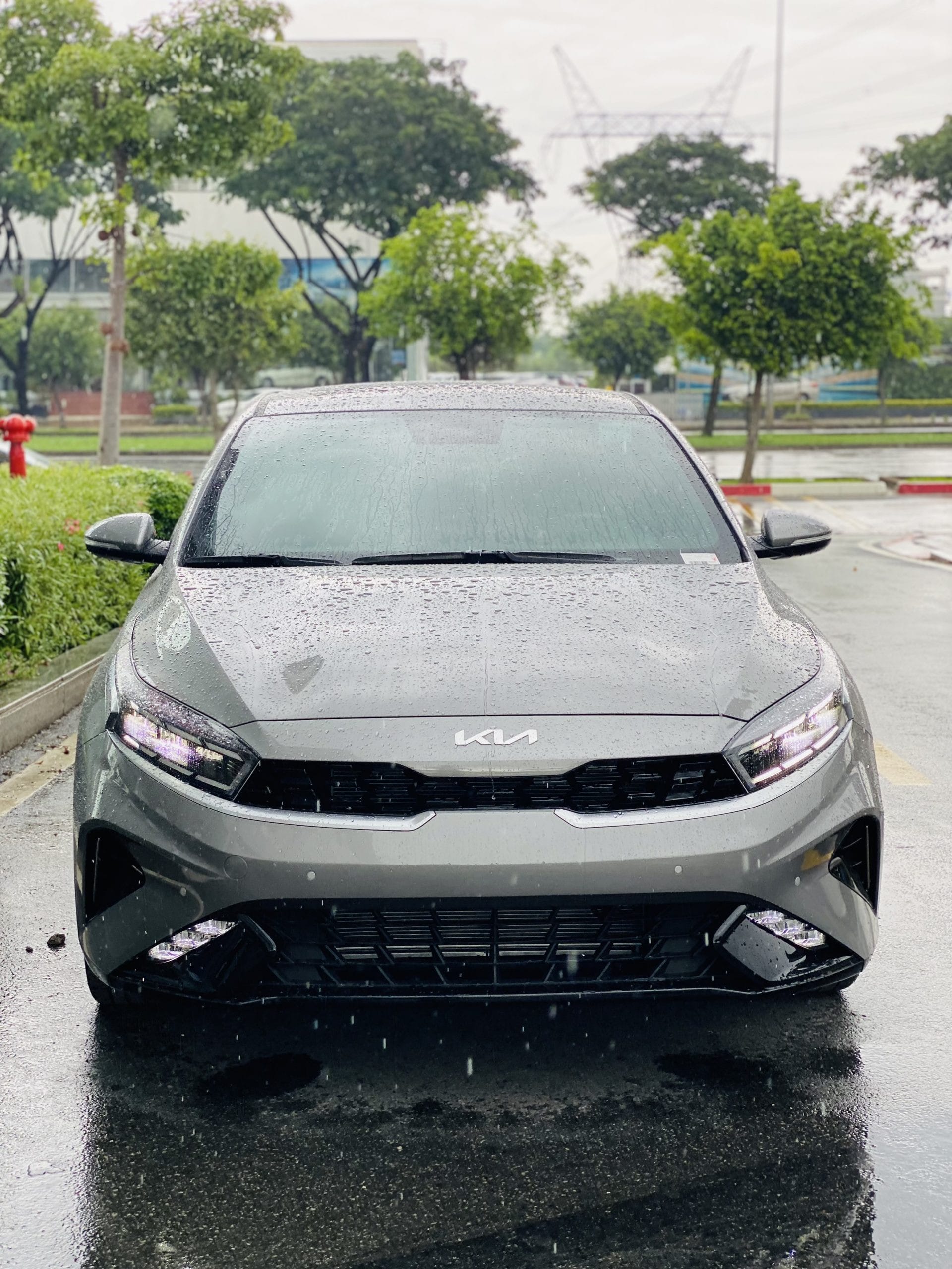 Phần đầu xe Kia K3 mới với lưới tản nhiệt mũi hổ đặc trưng