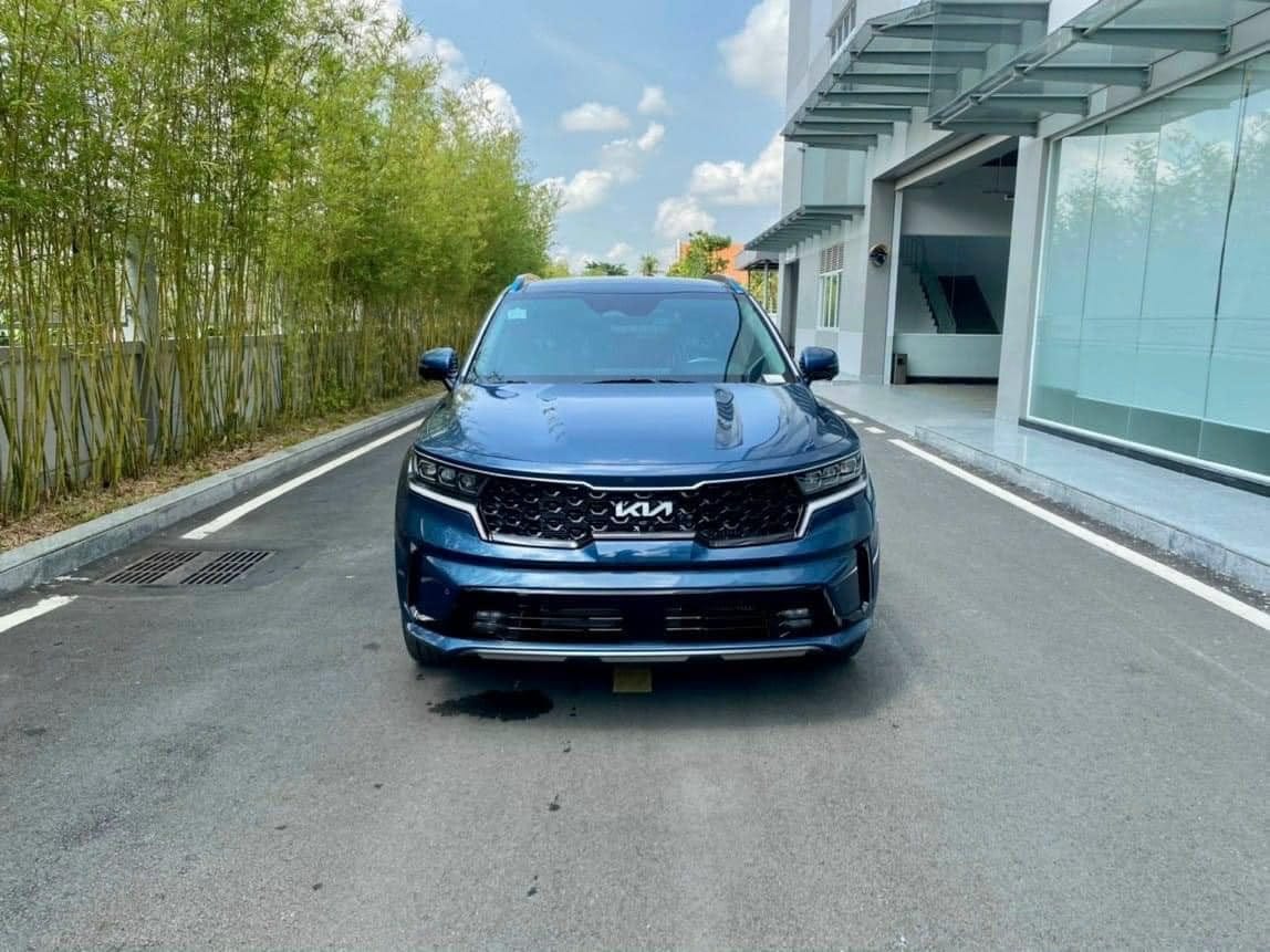 Phần đầu xe Kia Sorento 5 chỗ nổi bật với lưới tản nhiệt mũi hổ và đèn LED