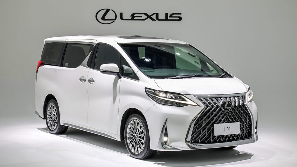 Phần đầu xe Lexus LM350 nổi bật với lưới tản nhiệt Spindle Grille đặc trưng