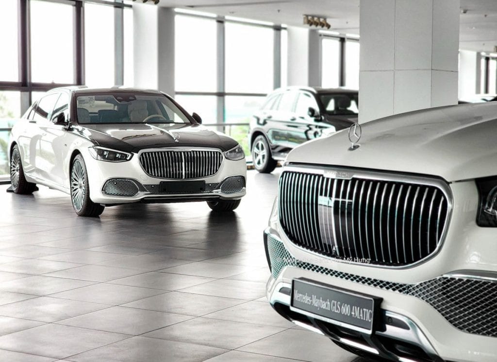 Phần đầu xe Maybach S680 với lưới tản nhiệt nan dọc đặc trưng và logo ngôi sao ba cánh, thể hiện vẻ quyền uy