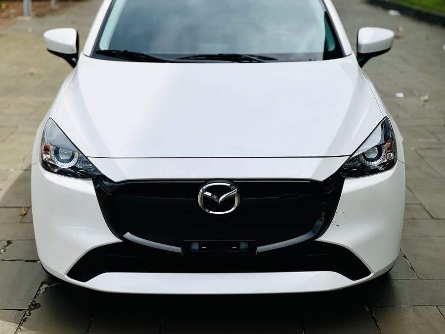 Phần đầu xe Mazda 2 với cụm đèn LED sắc sảo và lưới tản nhiệt lớn, góp phần định hình giá bán Mazda 2.