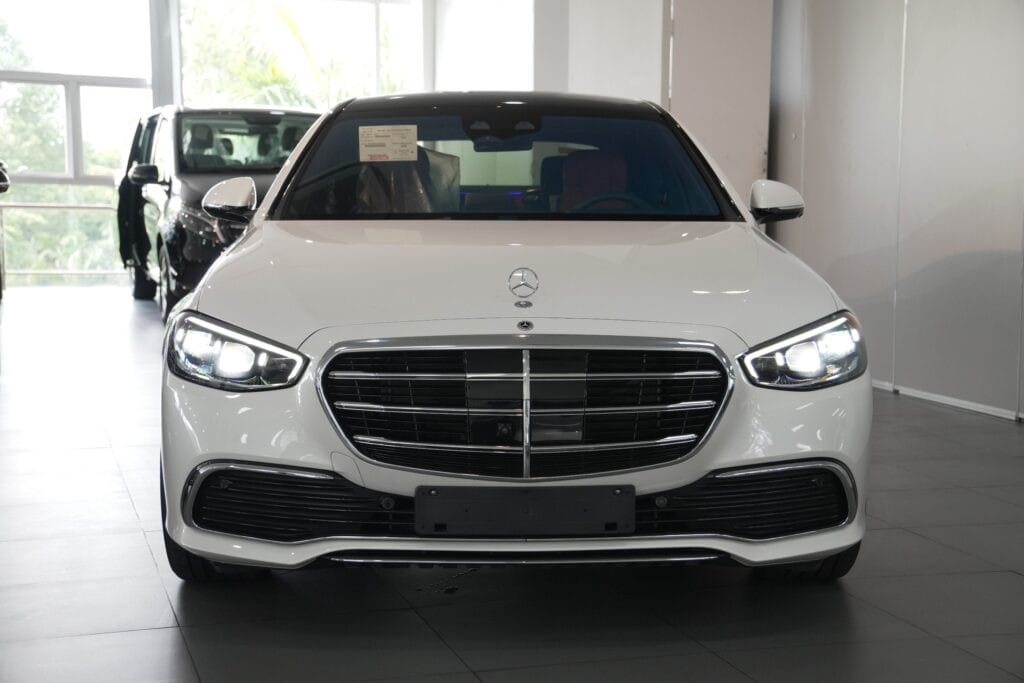 Phần đầu xe Mercedes S450 Luxury màu đen với lưới tản nhiệt lớn và cụm đèn pha hiện đại.