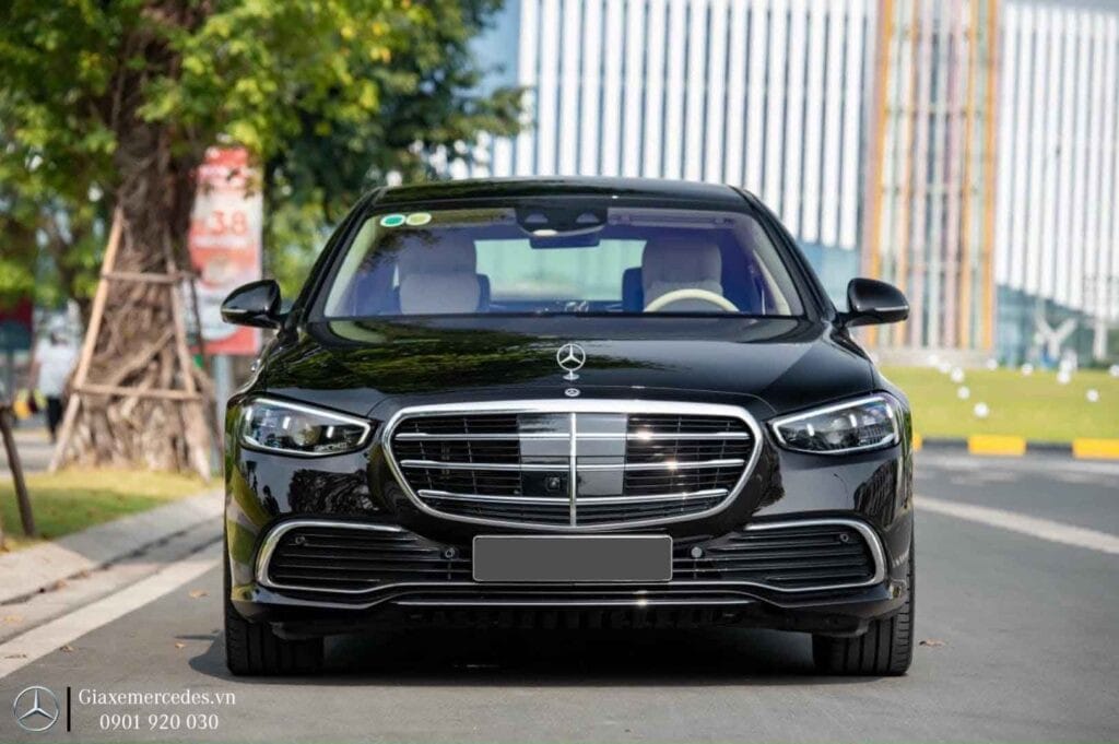 Phần đầu xe Mercedes S450 Luxury với lưới tản nhiệt nổi bật