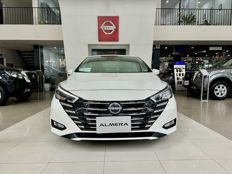 Phần đầu xe Nissan Almera màu bạc, một trong những mẫu xe Nissan 4 chỗ được ưa chuộng với thiết kế hiện đại.