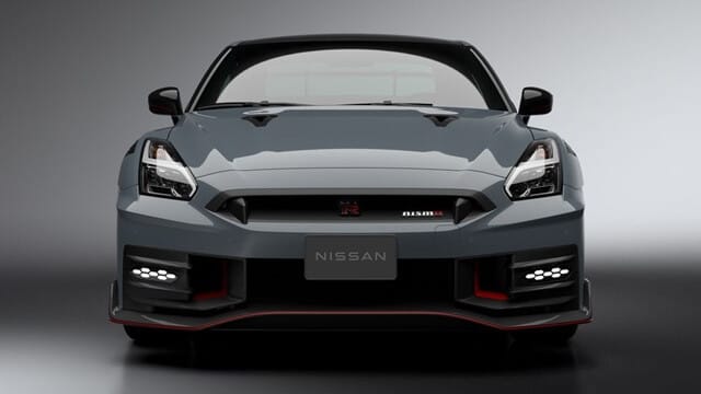 Phần đầu xe Nissan GT-R R35 với lưới tản nhiệt và đèn pha LED