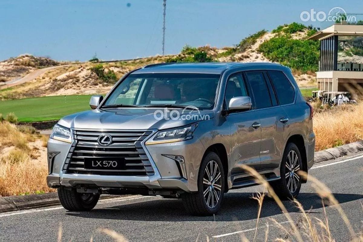 Phần đầu xe sang trọng của Lexus LX 570 với lưới tản nhiệt hình con suốt